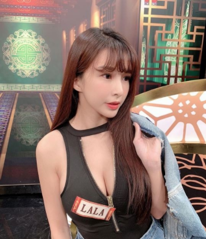艺人Lala上节目真的懂穿，只要先用胸部挤满镜头就行了